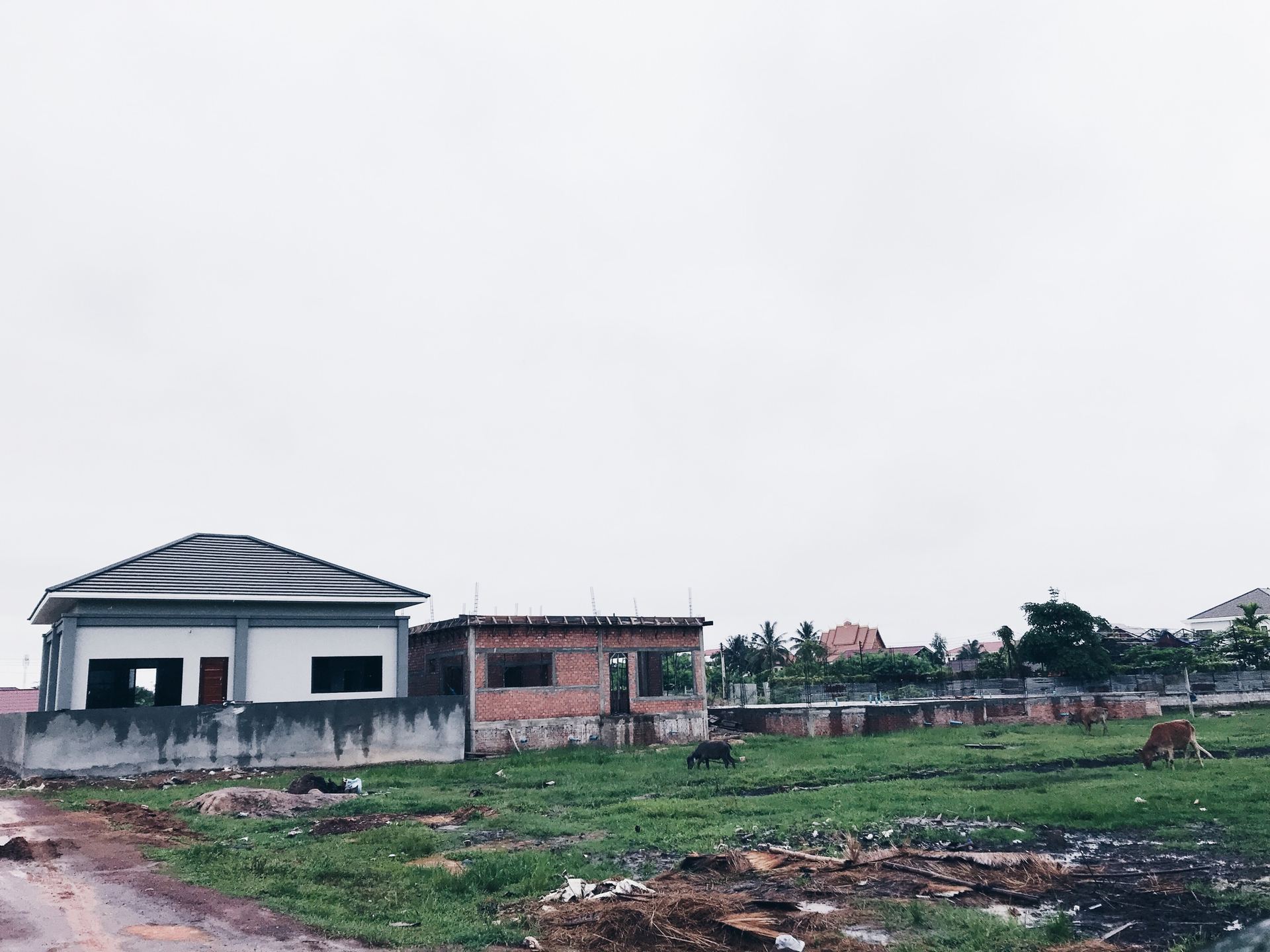 Dongdok House — cantilevered double-height frontage, 450 sqm private residence.